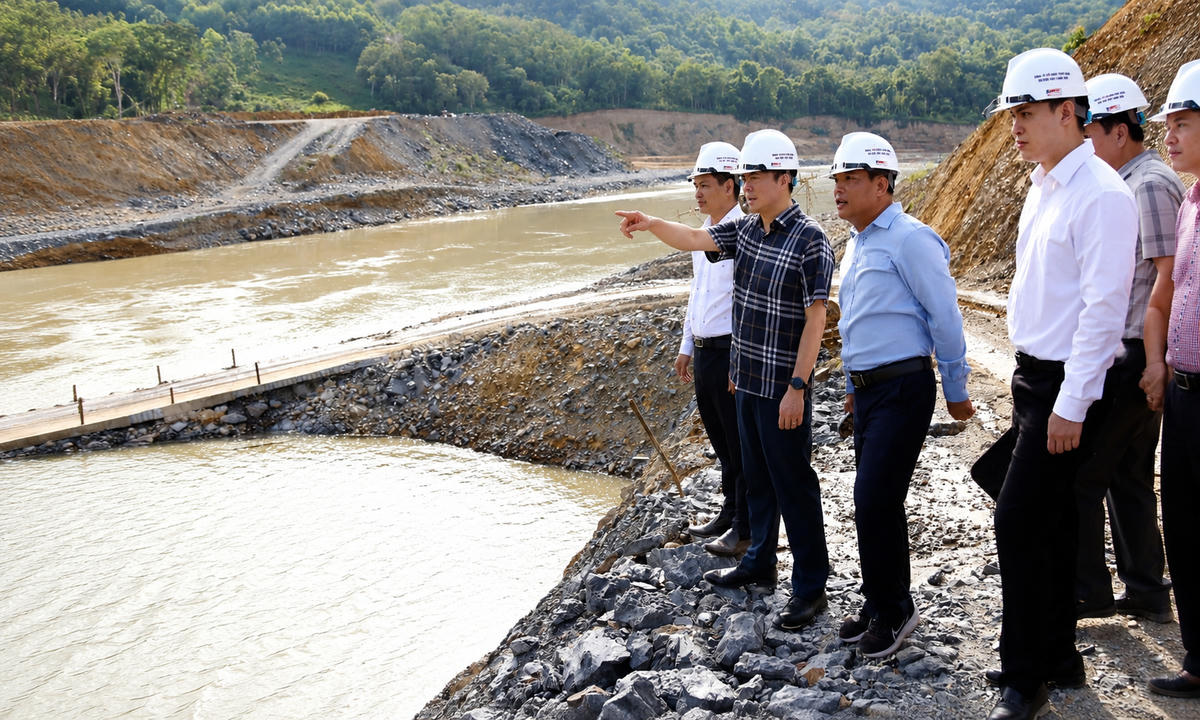 Ông Đinh Hữu Học, Phó Chủ tịch Thường trực UBND tỉnh Lạng Sơn kiểm tra dự án tại Tràng Định