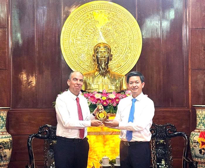 Bí thư Thành ủy Cần Thơ, tặng quà đến ông Rogelio Polanco Fuentes, Đại sứ Cộng hòa Cuba tại Việt Nam.