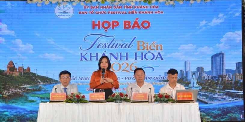 Bà Thái Thị Lệ Hằng, Giám đốc Sở Văn hóa, Thể thao và Du lịch tỉnh Khánh Hòa, phát biểu tại họp báo.