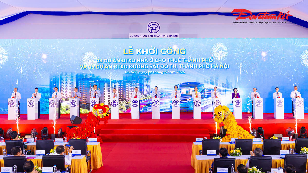 Thủ tướng và các đại biểu bấm nút khởi công dự án.