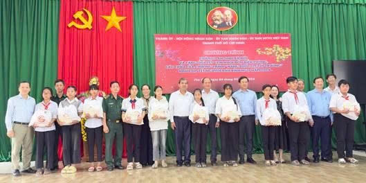 Ủy ban MTTQ Việt Nam xã Phú Quới phối hợp trao quà cho các em học sinh có hoàn cảnh đặc biệt trên địa bàn. (Ảnh: Lê Bình).