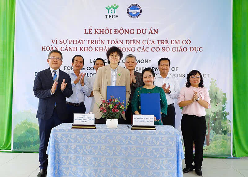 Tại phường Tân Lộc, TP Cần Thơ, LHCTCHN thành phố phối hợp với tổ chức Taiwan Fund for Children and Families (TFCF) tổ chức Lễ khởi động dự án “Vì sự phát triển toàn diện của trẻ em có hoàn cảnh khó khăn trong các cơ sở giáo dục” trên 11,3 tỉ đồng.