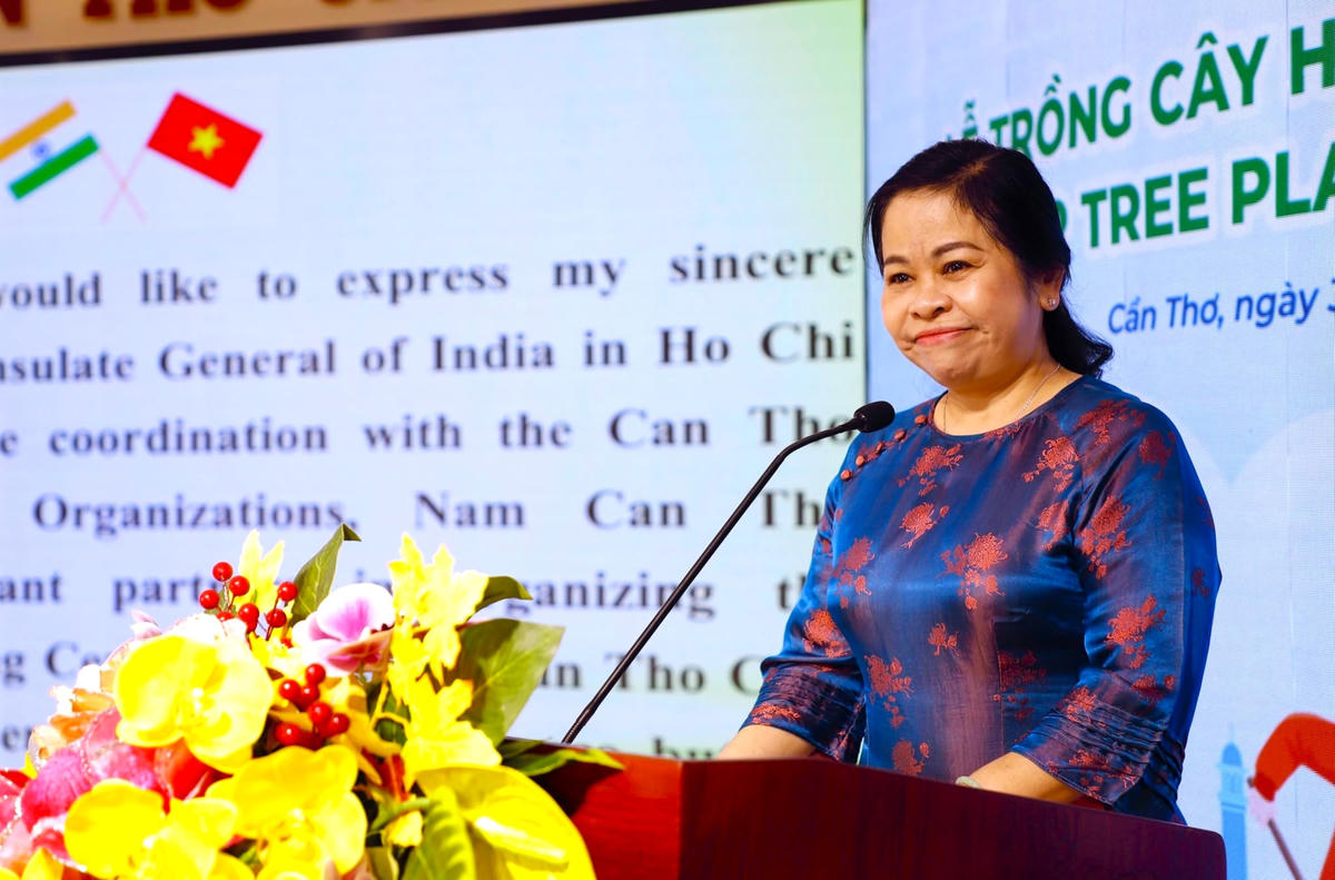 Bà Lê Thị Thanh Giang, Chủ tịch LHCTCHN TP.Cần Thơ phát biểu tại buổi Lễ Trồng cây hữu nghị  – hoạt động biểu tượng cho tình hữu nghị Việt Nam - Ấn Độ.