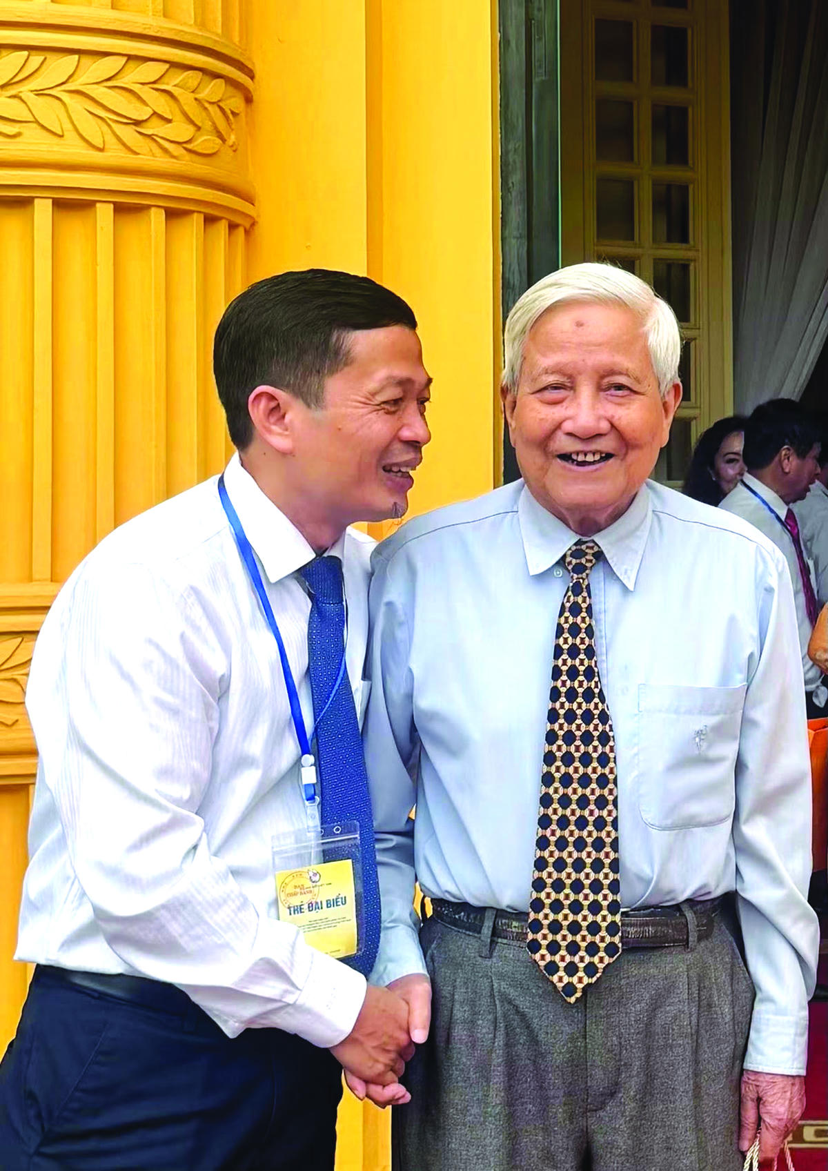 TS Nguyễn Tri Thức trò chuyện với nhà báo lão thành Hà Đăng tại buổi gặp mặt của Tổng Bí thư, Chủ tịch nước Tô Lâm với 101 nhà báo tiêu biểu.