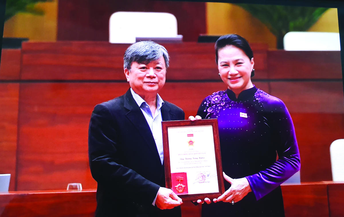 Chủ tịch Quốc hội Nguyễn Thị Kim Ngân trao kỷ niệm chương Quốc hội khóa 13 cho Luật sư Trương Trọng Nghĩa. Ảnh: NVCC.
