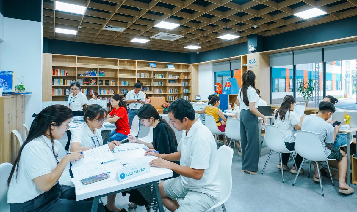 Phụ huynh và học sinh đến tư vấn, hoàn thiện thủ tục nhập học cho con vào lớp 10 tại Trường THPT Galileo (Hà Nội) năm học 2026-2027.