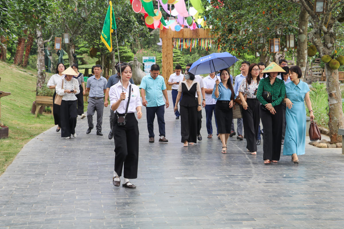 Đoàn cán bộ UBTƯ MTTQ Việt Nam và các tỉnh Ninh Bình, Bắc Ninh, Quảng Ninh, Phú Thọ, Hưng Yên, Thái Nguyên tham quan tại khu du lịch sinh thái Thung Nham. Ảnh: Đình Minh