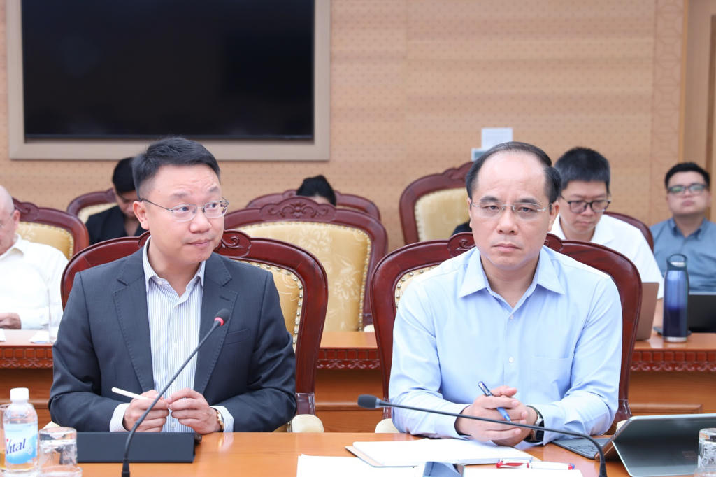 Đại diện các hiệp hội nêu ý kiến tại hội nghị. Ảnh: MOF.
