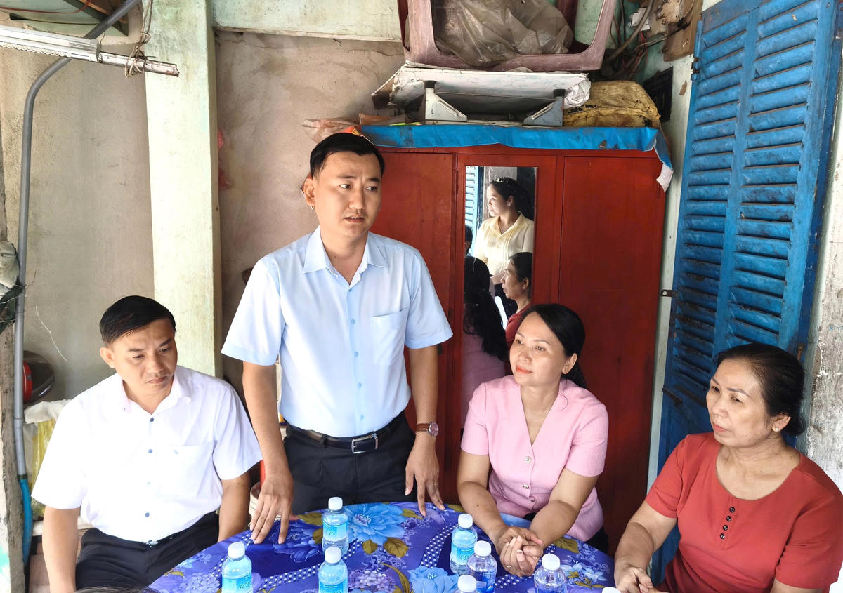 Ông Nguyễn Công Lý - Chủ tịch Ủy ban MTTQ Việt Nam phường phát biểu tại lễ khởi công sửa chữa nhà bà Trần Thị Hai. Ảnh: HC.