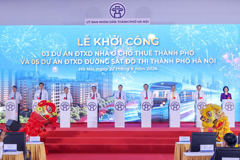 Thủ tướng Chính phủ Lê Minh Hưng và các đại biểu ấn nút khởi công 5 tuyến đường sắt đô thị và 3 dự án nhà ở cho thuê trên địa bàn Hà Nội - Ảnh: Nhật Bắc