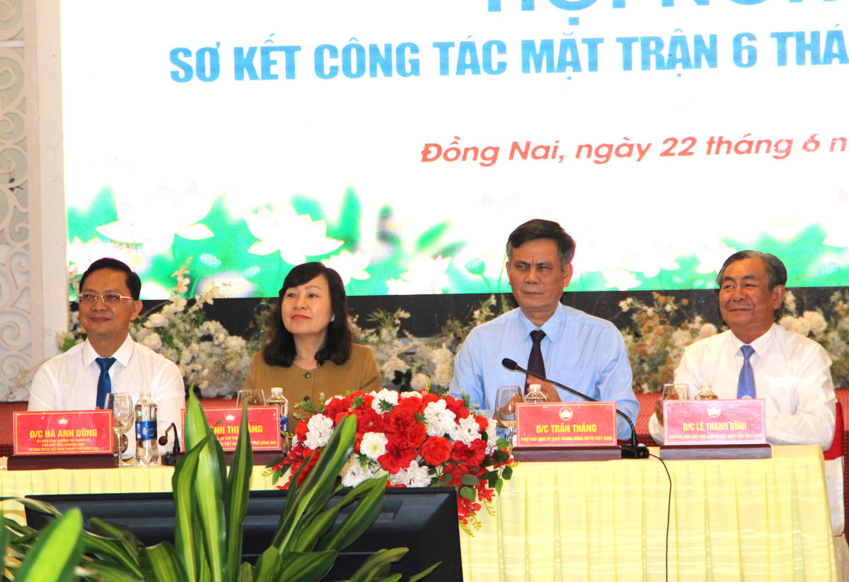 Các vị lãnh đạo chủ trì hội nghị. Ảnh: Q.Định.