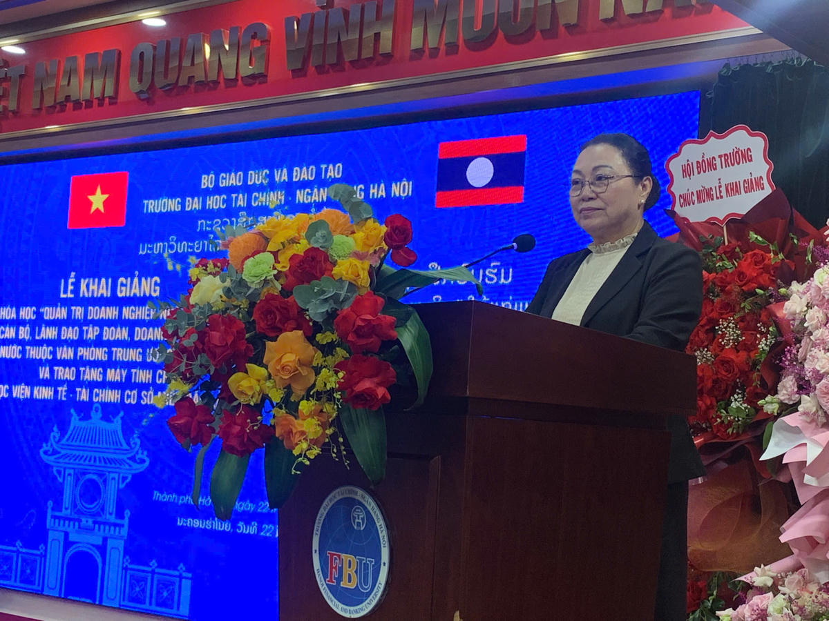 Bà Khamphao Ernthavanh, Đại sứ đặc mệnh toàn quyền nước CHDCND Lào tại Việt Nam phát biểu.
