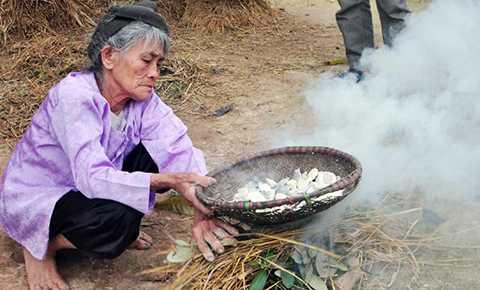 Những hình ảnh về tập tục "ăn đất" của người Lập Thạch còn sót lại.