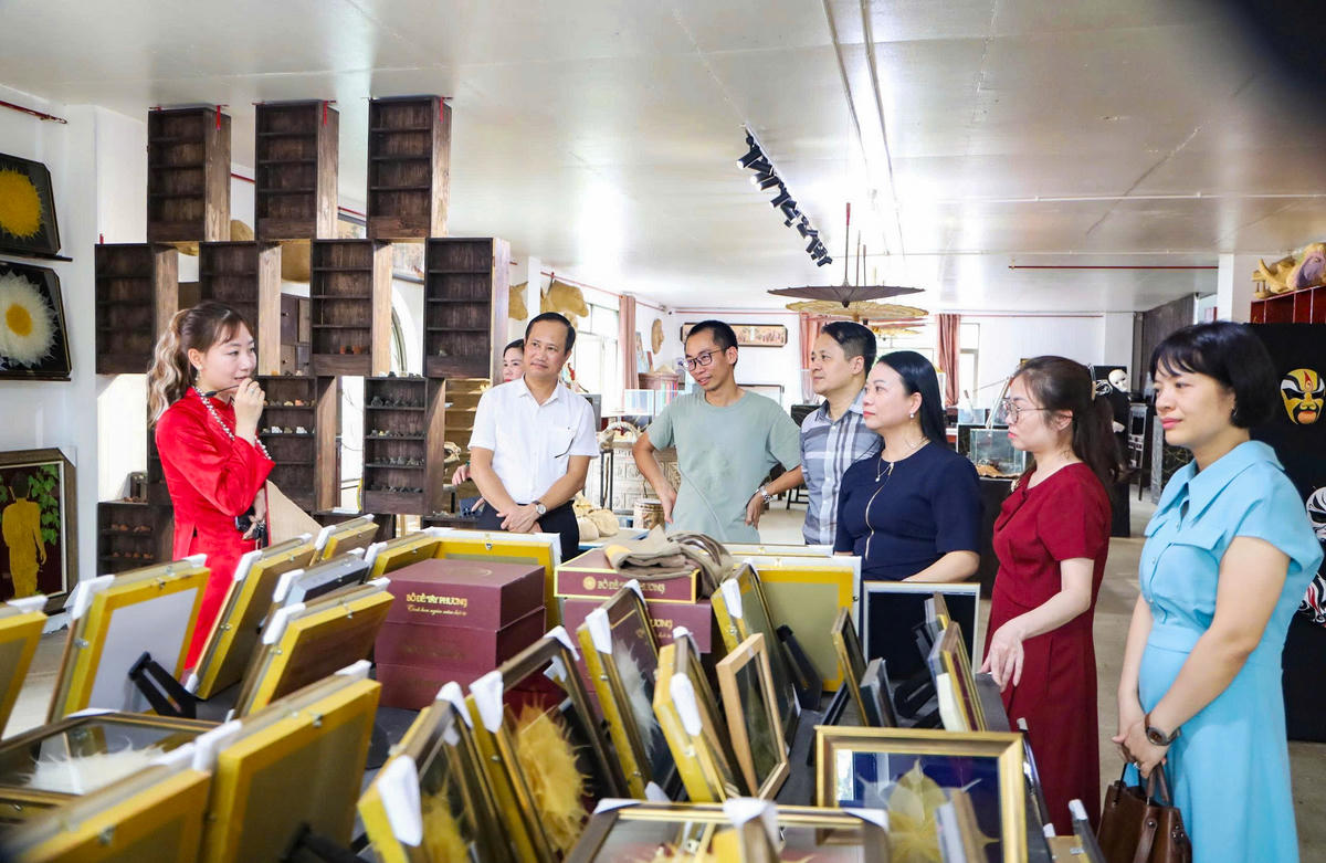 Ban Thường trực Ủy ban MTTQ tỉnh Ninh Bình tổ chức tham quan mô hình dân vận khéo tại HTX Sinh Dược. Ảnh: Đình Minh