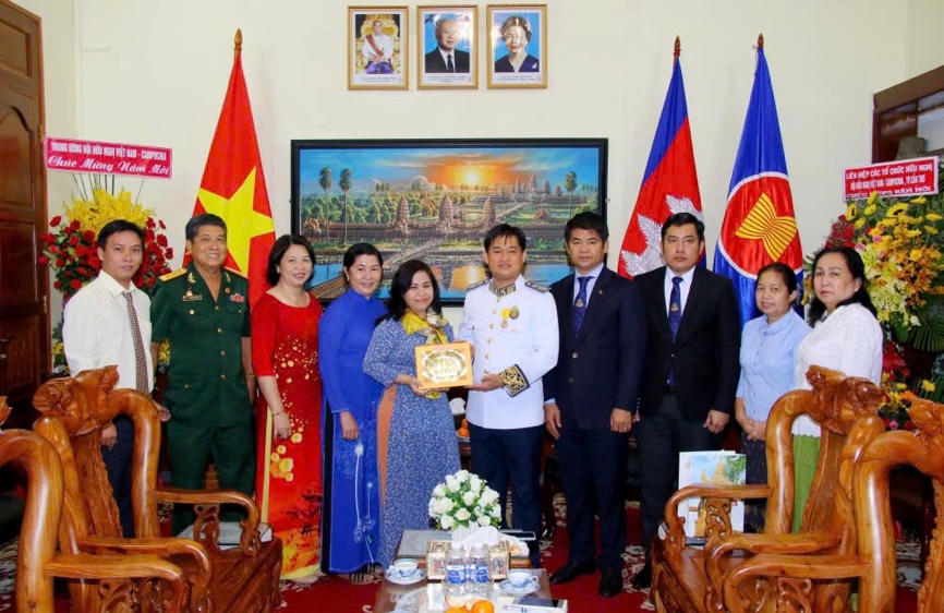 LHCTCHN thành phố Cần Thơ đã trao tặng 5.000 khẩu trang y tế ủng hộ nhân dân Campuchia phòng chống dịch Covid-19.