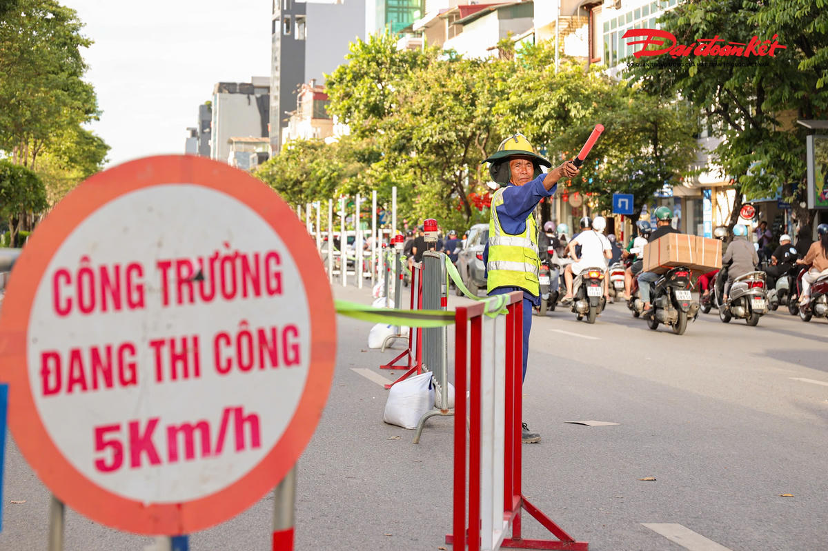 Hà Nội: Công nhân tất bật rào chắn đường Văn Cao để thi công ga ngầm tuyến metro số 5