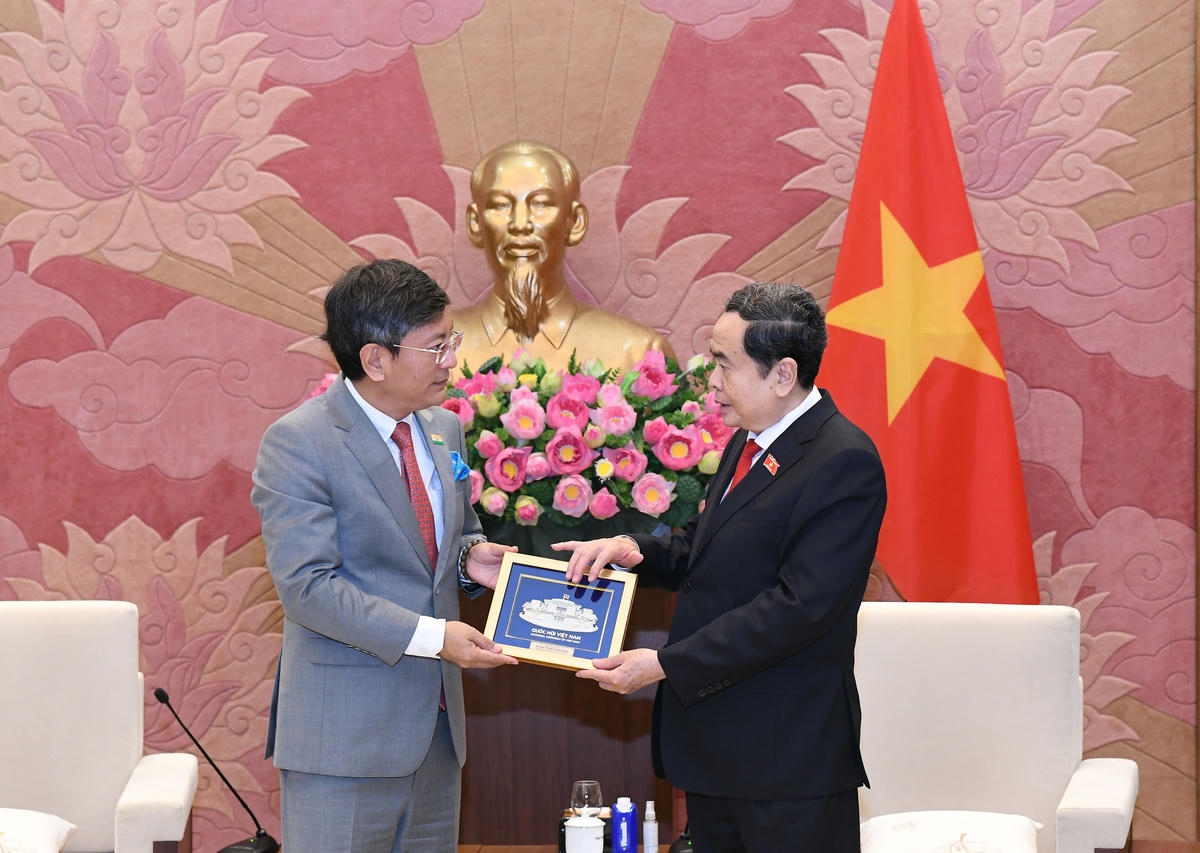 Chủ tịch Quốc hội Trần Thanh Mẫn trao quà tặng Đại sứ đặc mệnh toàn quyền Ấn Độ tại Việt Nam Tshering W. Sherpa. Ảnh: Lâm Hiển