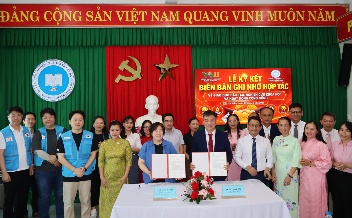 Trường Cao đẳng Y tế TP Đà Nẵng và Trường Đại học Youngsan (Hàn Quốc) ký kết Biên bản ghi nhớ hợp tác. Ảnh: CĐ.