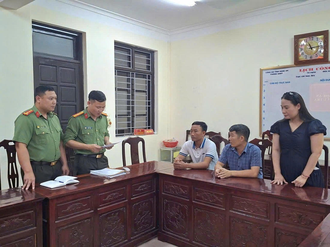 Cơ quan An ninh điều tra đọc lệnh khởi tố bị can đối với Lưu Văn Phong, Đặng Văn Thư và Nguyễn Thị Phúc. Ảnh: Công an tỉnh Nghệ An.