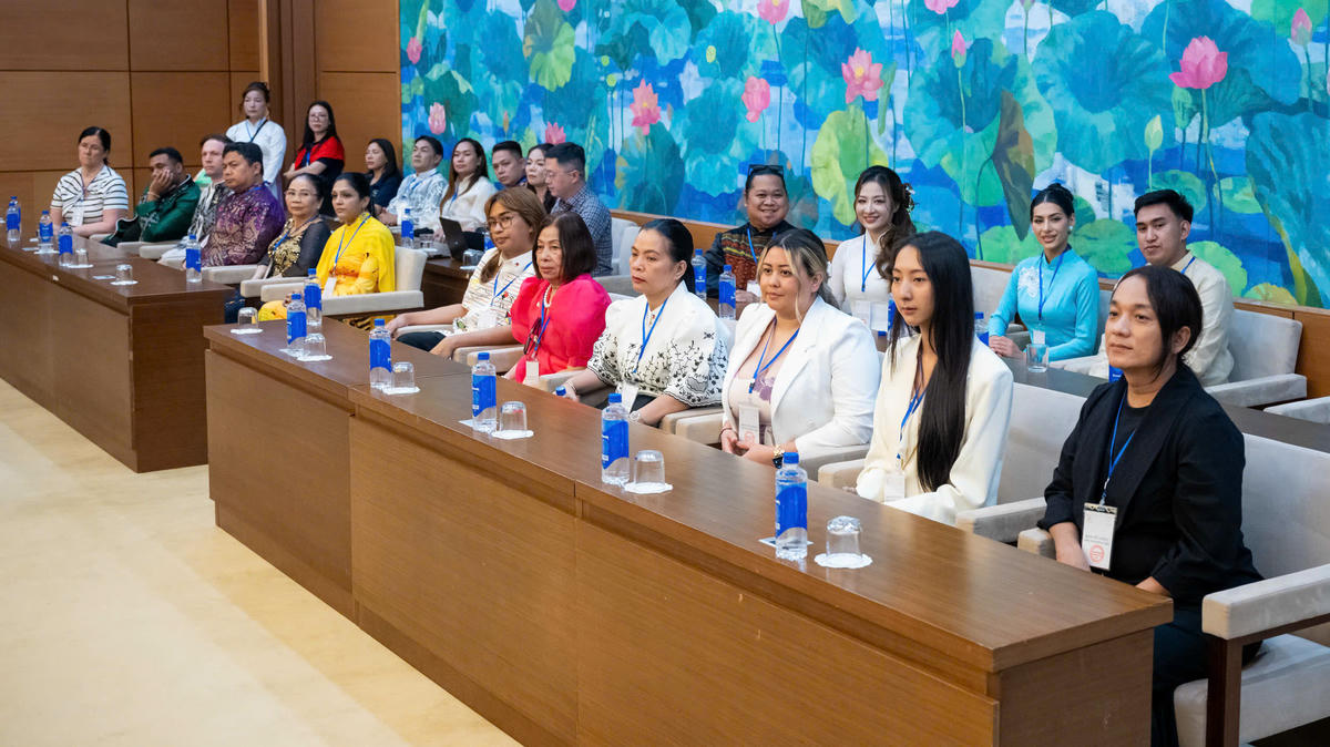 Các đại biểu quốc tế tham dự buôi tiếp đón và chương trình tham quan.