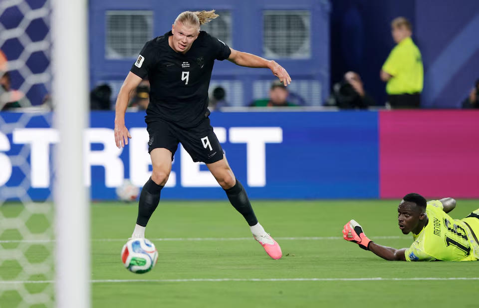Erling Haaland của Na Uy sút bóng vào khung thành thủ môn Edouard Mendy của Senegal. Nguồn: Reuters.