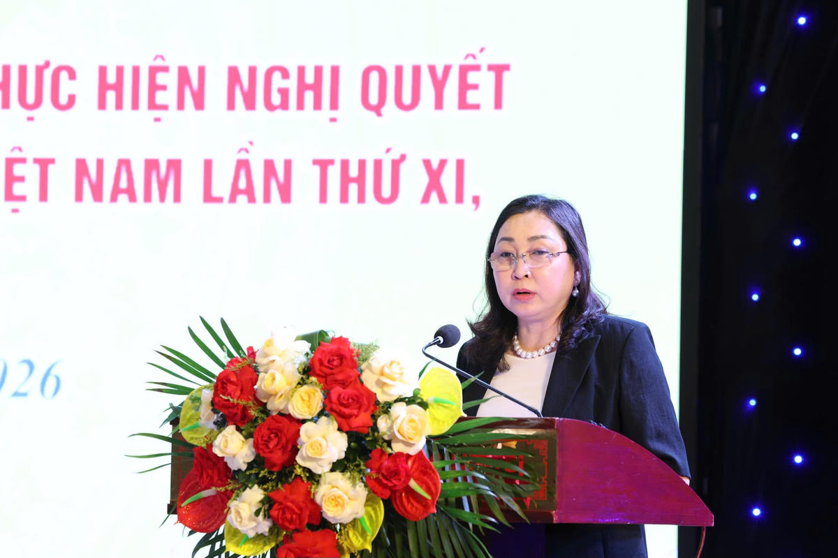 Bà Đinh Thị Lụa - Phó Bí thư Tỉnh ủy, Chủ tịch Ủy ban MTTQ tỉnh Ninh Bình phát biểu chào mừng hội nghị. Ảnh: Đình Minh