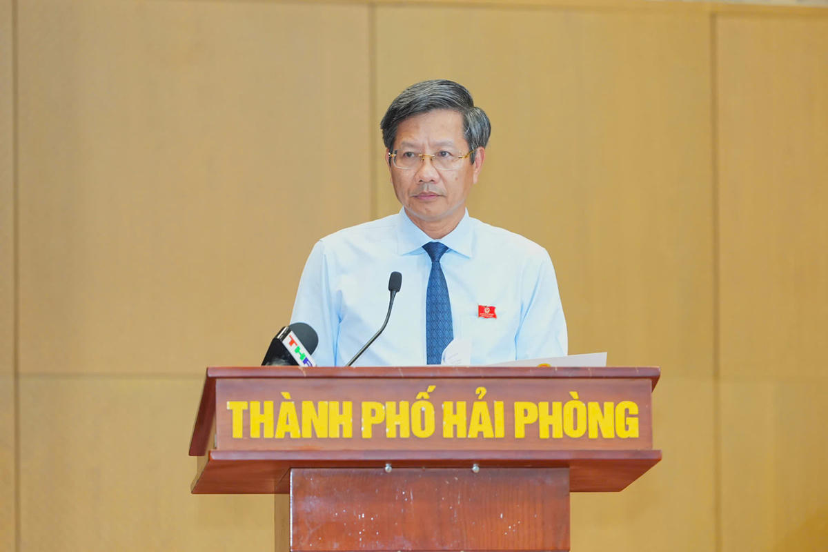 Phó Chủ tịch Thường trực UBND thành phố Lê Anh Quân phát biểu tại Kỳ họp. Ảnh: Hoàng Tùng. 