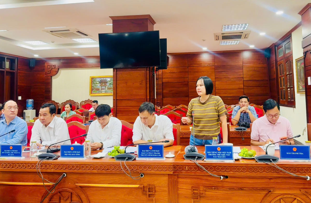 Phóng viên Đài tiếng nói Việt Nam thường trú khu vực Tây Nguyên đặt câu hỏi. Ảnh: Thanh Nga.
