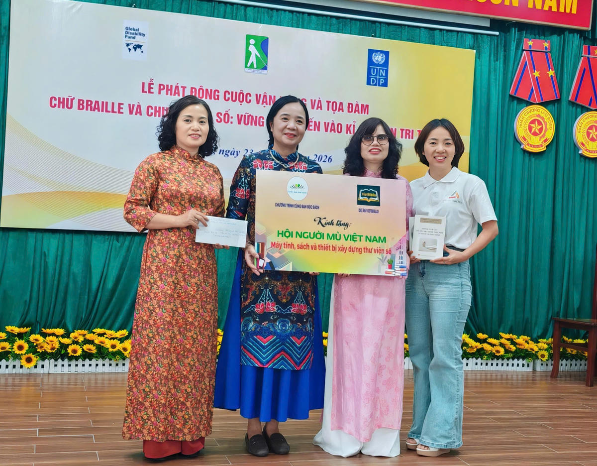 Bà Vũ Dương Thúy Ngà (thứ 2 từ trái sang), nguyên Vụ trưởng Vụ Thư viện (Bộ Văn hóa, Thể thao và Du lịch) trao kinh phí khen thưởng Cuộc thi Đại sứ văn hóa đọc năm 2026 do Bộ Văn hóa Thể thao và Du lịch tổ chức được Hội Người mù Việt Nam hưởng ứng và phát động tới các em học sinh, sinh viên khiếm thị.