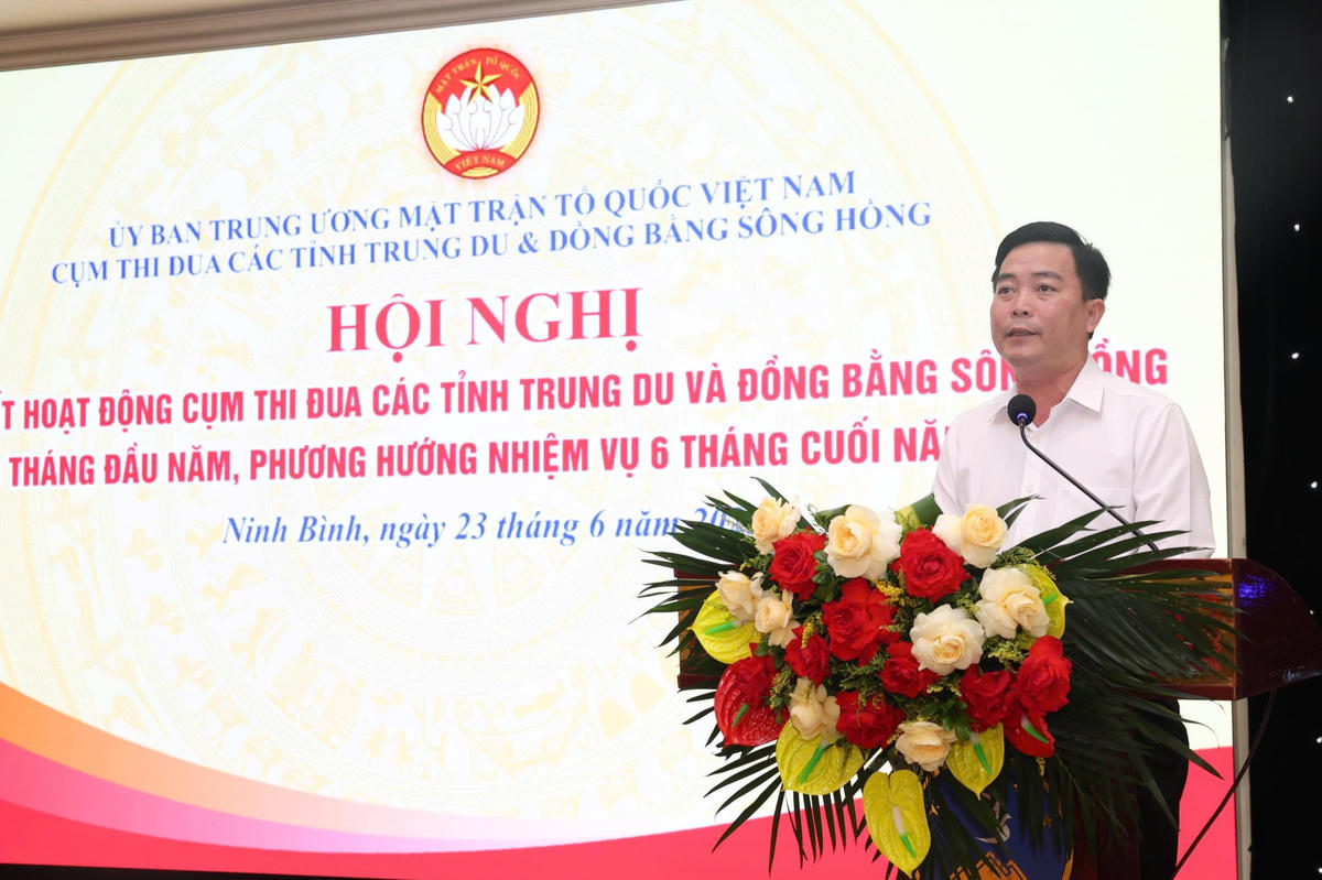 Ông Đinh Trường Sơn - Phó Chủ tịch Ủy ban MTTQ tỉnh Ninh Bình khai mạc hội nghị. Ảnh: Đình Minh.