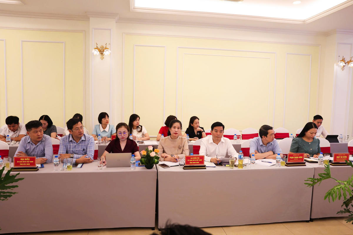 Các đại biểu lắng nghe ý kiến chỉ đạo của Phó Chủ tịch UBTƯ MTTQ Việt Nam. Ảnh: Đình Minh.