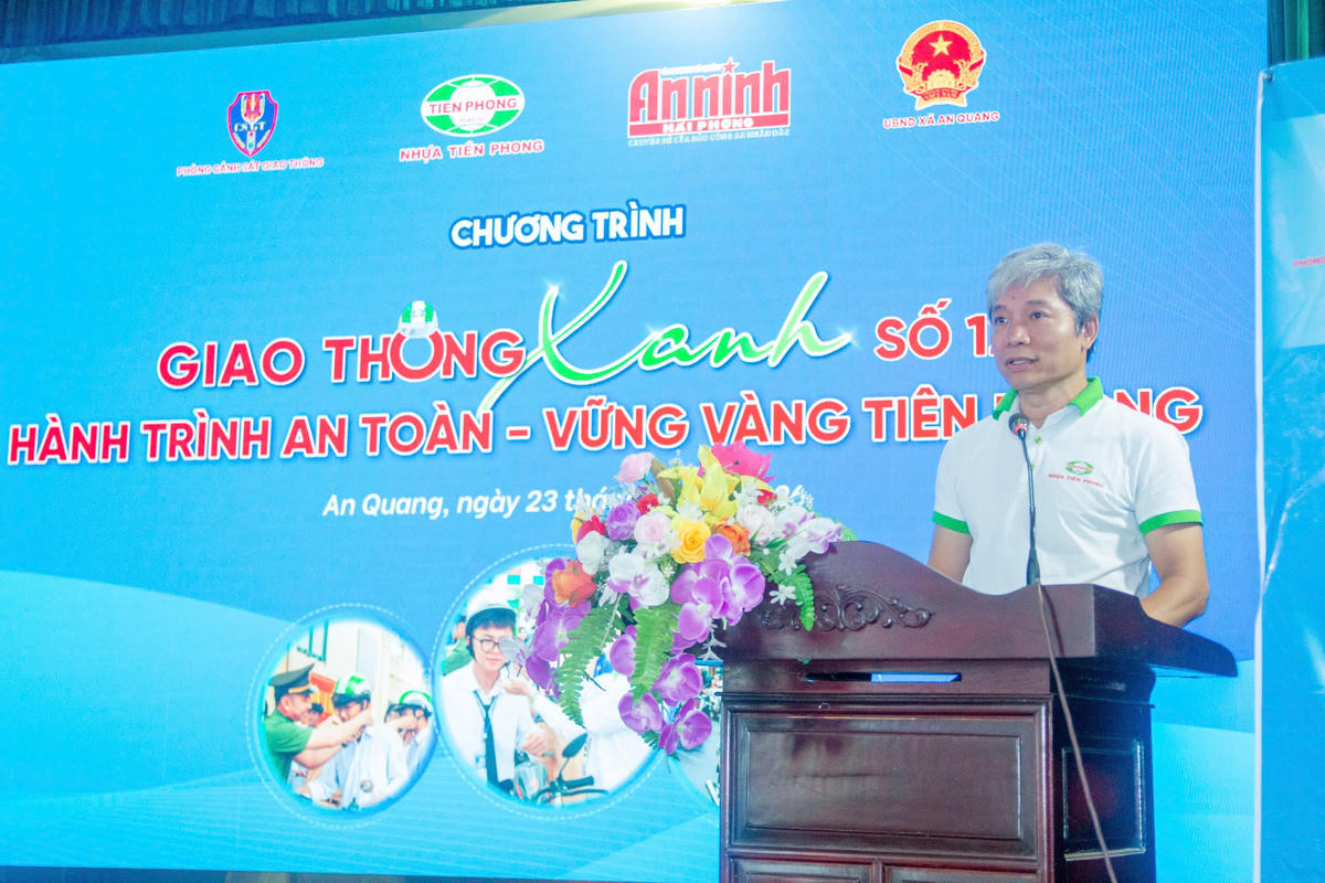 Ông Trần Đỗ Khoa, Chủ tịch Công đoàn Công ty CP Nhựa Thiếu niên Tiền Phong phát biểu tại chương trình. Ảnh: Minh Châu. 