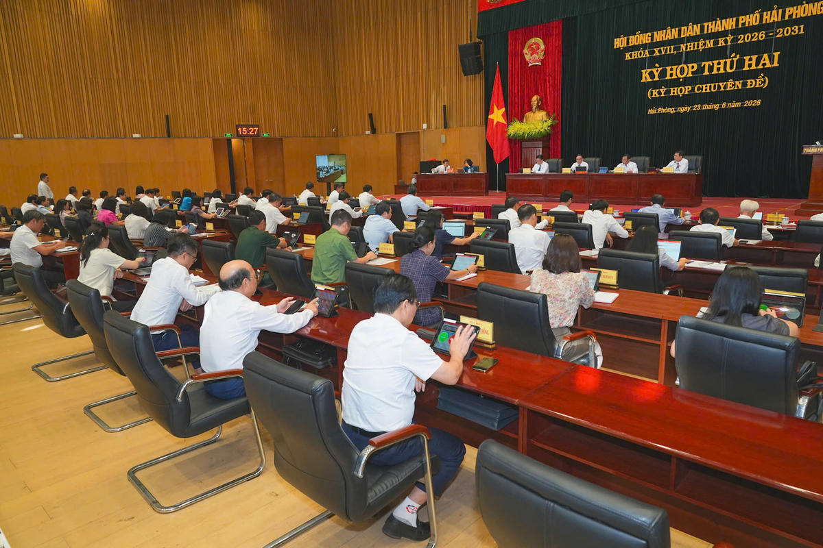 Các đại biểu nhấn nút thông qua các Nghị quyết HĐND thành phố. Ảnh: Hoàng Tùng. 