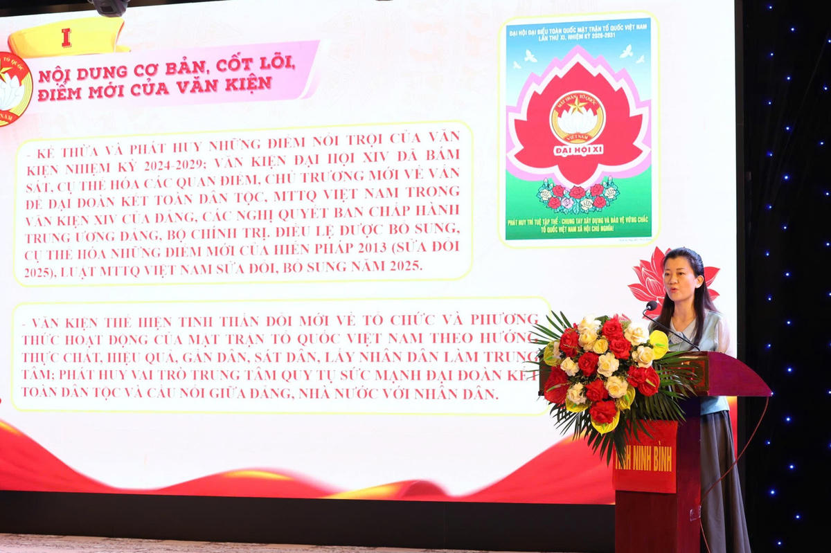 Bà Vũ Ngọc Loan - Phó Trưởng ban Tuyên giáo UBTƯ MTTQ Việt Nam quán triệt các nội dung cơ bản, cốt lõi, điểm mới của văn kiện Đại hội XI MTTQ Việt Nam. Ảnh: Đình Minh