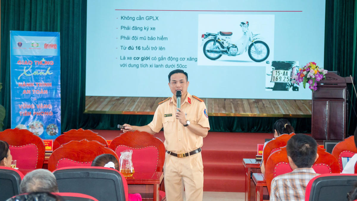 Cán bộ Phòng Cảnh sát giao thông - CATP tuyên truyền, phổ biến pháp luật về trật tự ATGT. Ảnh: Minh Châu. 