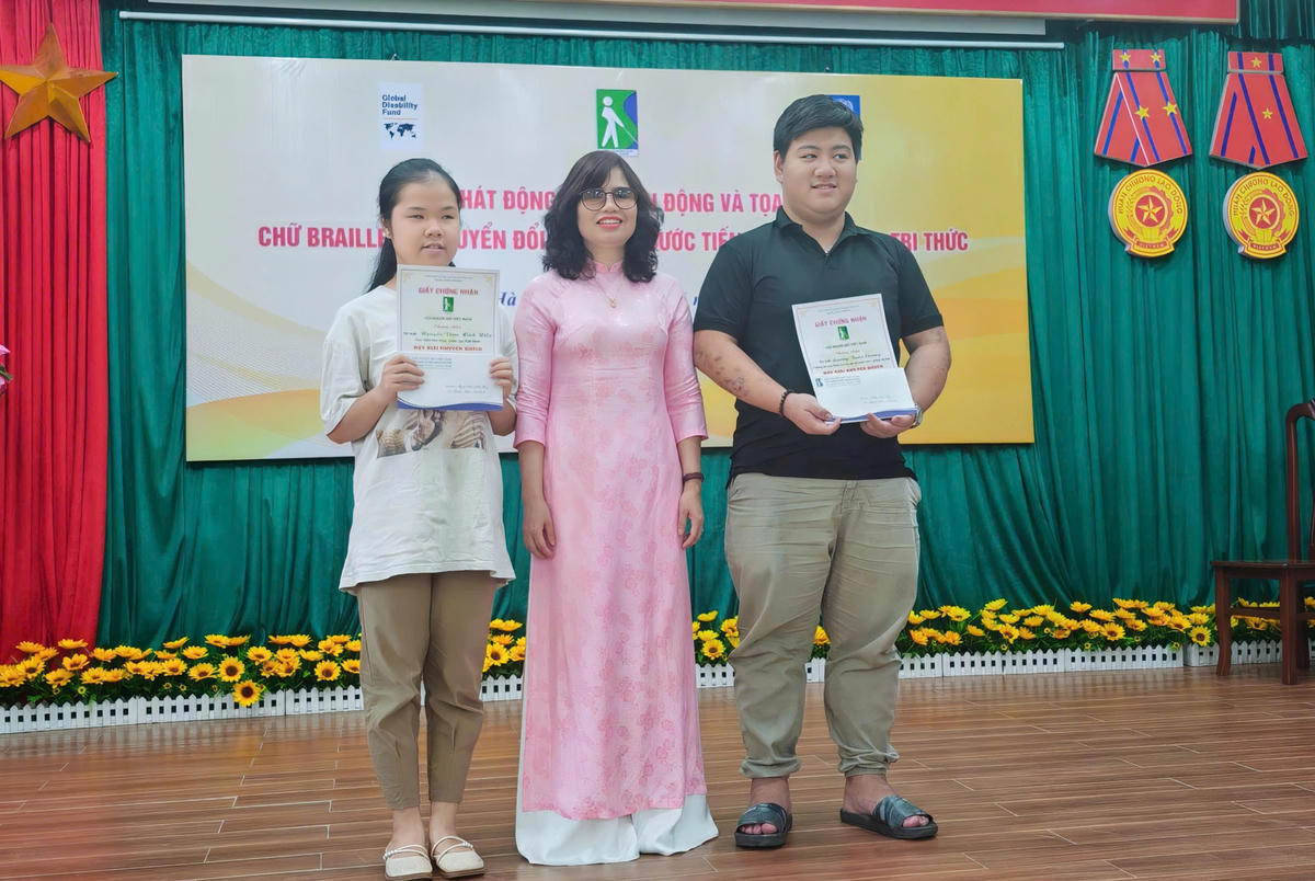 Ban Tổ chức trao giải Khuyến khích Cuộc thi thuyết trình “Hành trình chinh phục tri thức, vươn tới tương lai”.