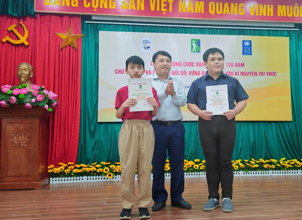 Ban Tổ chức trao giải Nhì Cuộc thi thuyết trình “Hành trình chinh phục tri thức, vươn tới tương lai”.