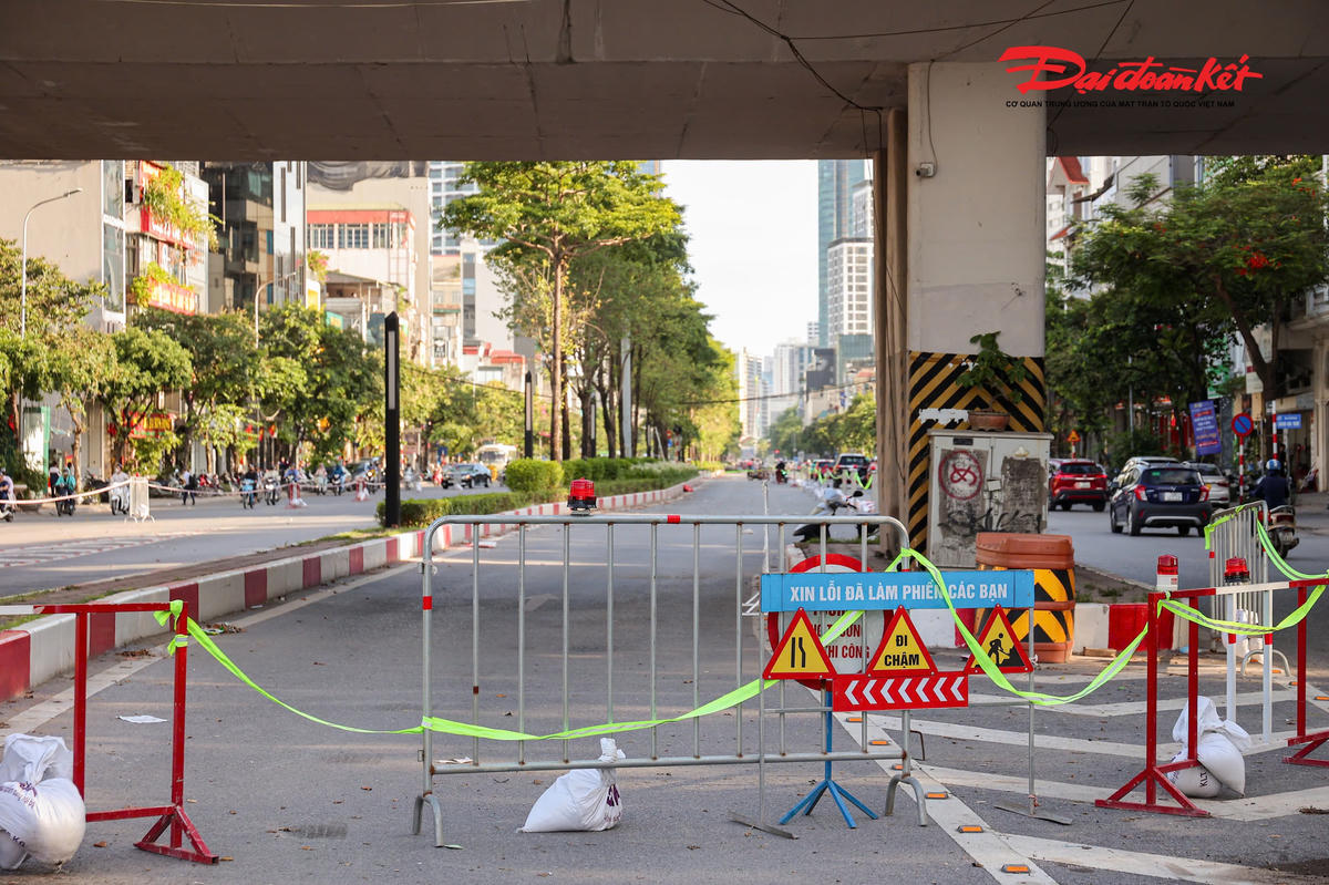 Ngoài ra, dải phân cách giữa và một phần lòng đường Văn Cao ở cả hai chiều lưu thông cũng được quây rào để phục vụ thi công nhà ga ngầm.