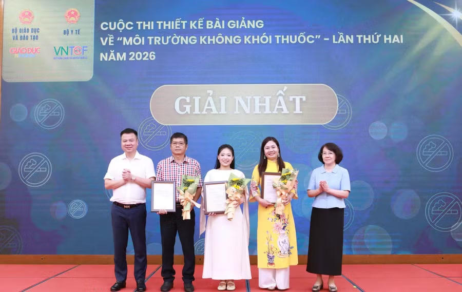 Nhà báo Triệu Ngọc Lâm, Tổng Biên tập Báo Giáo dục và Thời đại, Trưởng Ban Tổ chức cuộc thi và bà Phan Thị Hải, Phó Giám đốc Quỹ Phòng, chống tác hại của thuốc lá (Bộ Y tế) trao giấy chứng nhận và tặng hoa chúc mừng các tác giả đoạt giải Nhất.