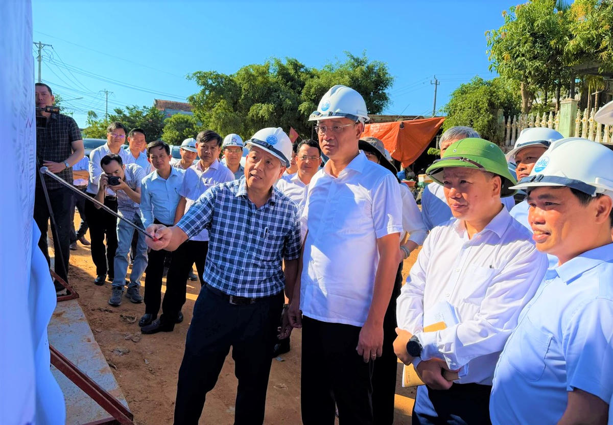 Bí thư Thành ủy TP Đà Nẵng Lê Ngọc Quang (ở giữa) kiểm tra Dự án liên kết vùng miền Trung. Ảnh: CĐ.