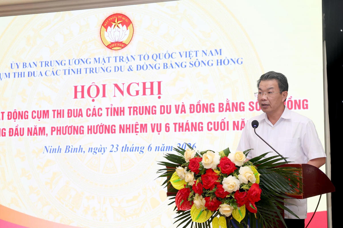 Ông Nguyễn Hoàng Hà - Phó Chủ tịch Thường trực Ủy ban MTTQ tỉnh Ninh Bình thông qua dự thảo báo cáo kết quả công tác Mặt trận 6 tháng đầu năm. Ảnh: Đình Minh.