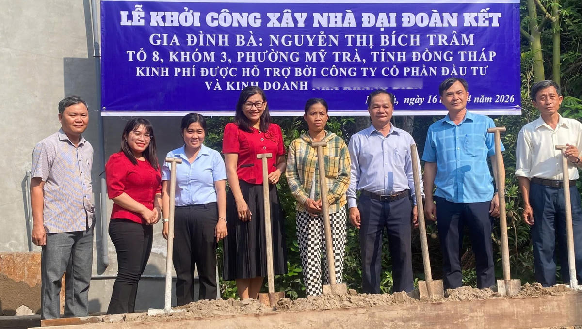 Ông Lê Thanh Huy - Chủ tịch Ủy ban MTTQ Việt Nam phường Mỹ Trà (thứ 3 từ phải sang) cùng đơn vị tài trợ tại lễ khởi công xây nhà đại đoàn kết hỗ trợ bà Nguyễn Thị Bích Trâm. (Ảnh: An Nam).