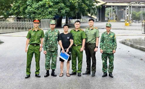 Đối tượng Hoàng Văn Hùng bị bắt giữ khi nhập cảnh trở lại Việt Nam.