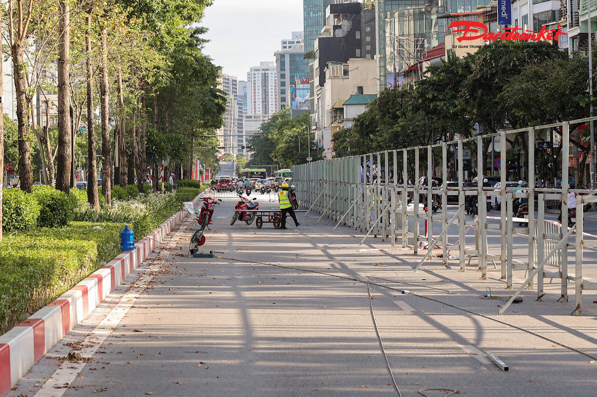 Để hạn chế ảnh hưởng đến giao thông đô thị, các phương tiện phục vụ thi công chỉ được phép ra vào công trường trong khung giờ từ 22h đến 5h sáng hôm sau. Trường hợp cần hoạt động ngoài thời gian này phải được cơ quan có thẩm quyền chấp thuận.