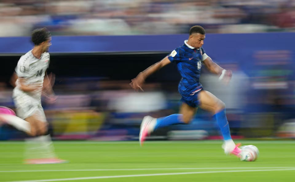 Mbappe của Pháp trong một pha bóng trong trận đấu với Iraq. Nguồn: Reuters.