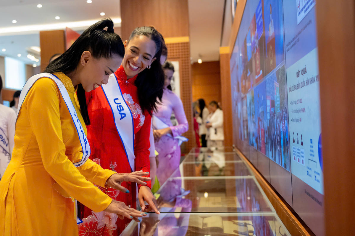 Thí sinh Miss Multicultural World 2026 trải nghiệm không gian văn hóa đặc biệt tại Nhà Quốc hội