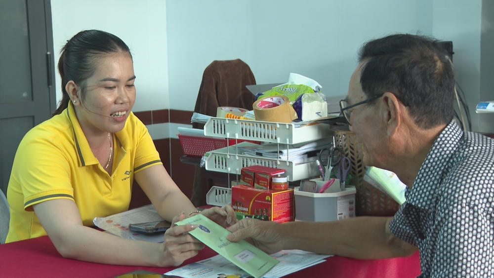 Chị Thạch Thị Si Phal đã vận động được 242 người dân tham gia BHXH tự nguyện. ẢNh: Nguyễn Tú