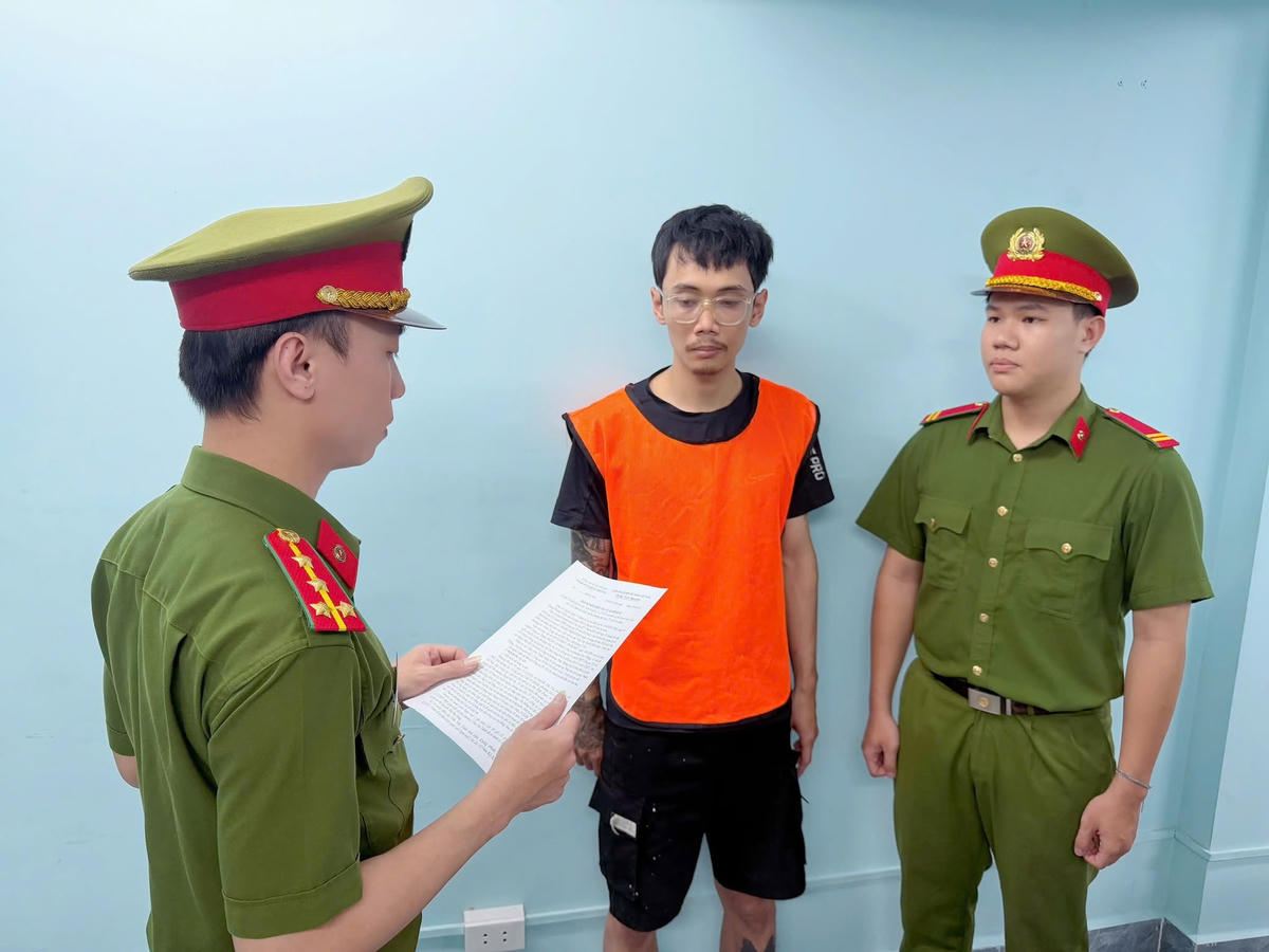 Công an TP Hồ Chí Minh đọc quyết định khởi tố đối tượng Nguyễn Quỳnh Khôi. 