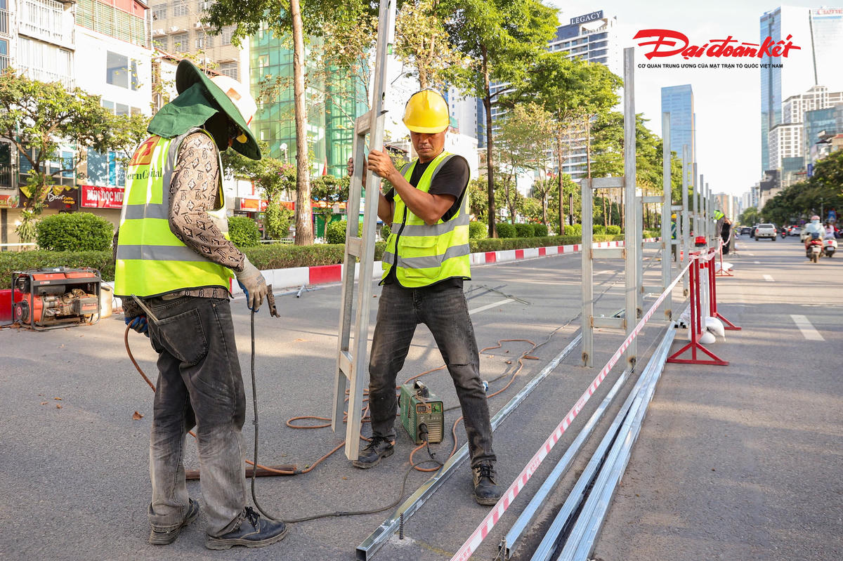 Ga Quần Ngựa là một trong những hạng mục quan trọng của tuyến Metro số 5 Văn Cao - Ngọc Khánh - Láng - Hòa Lạc. Tuyến đường sắt đô thị này có chiều dài gần 40km, kết nối khu vực trung tâm Hà Nội với đô thị vệ tinh Hòa Lạc.