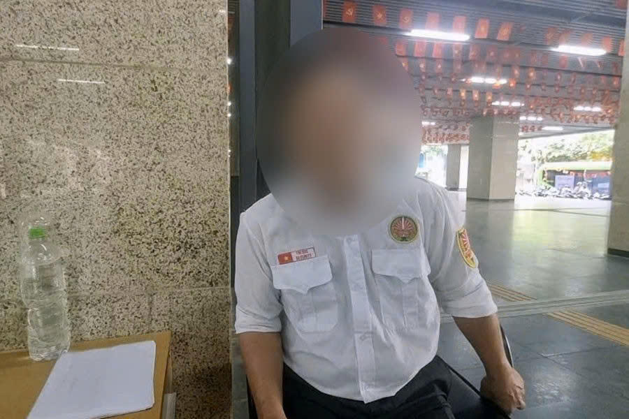 Ông Nguyễn Văn Vinh hiện làm bảo vệ cho một quán ăn sau khi nghỉ việc tại tuyến metro Cát Linh - Hà Đông, đồng thời vẫn chờ được thanh toán số tiền lương nhiều tháng mà công ty cũ còn nợ.